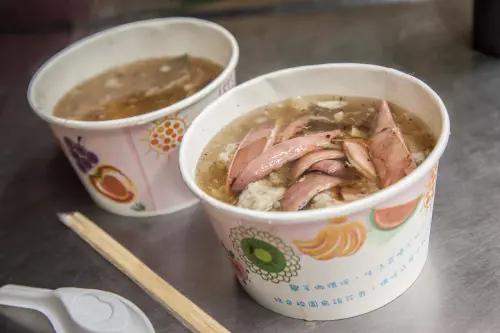 [桃園南崁]老闆超有愛！出外人呷吼飽飽，佛心豪邁純手作肉焿～茶米肉焿 - 大手牽小手。玩樂趣