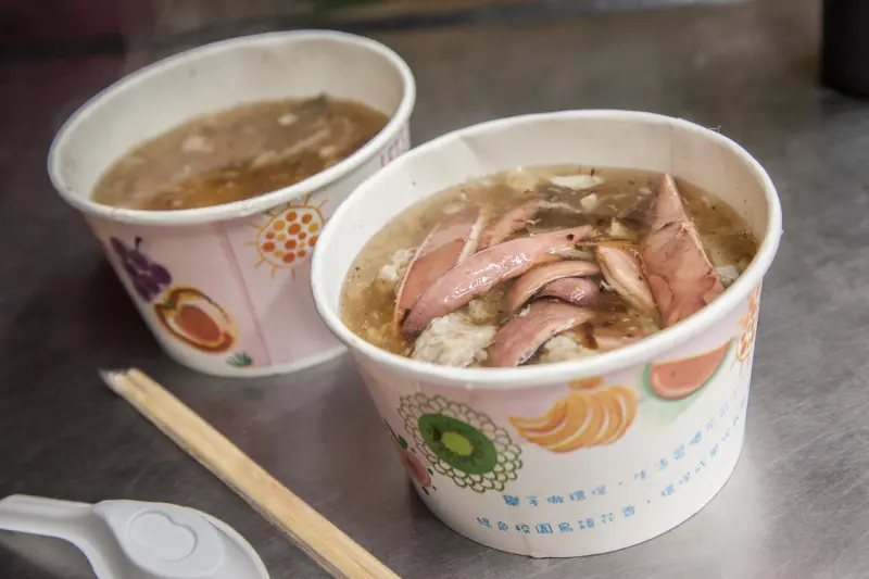 [桃園南崁]老闆超有愛！出外人呷吼飽飽，佛心豪邁純手作肉焿～茶米肉焿 - 大手牽小手。玩樂趣