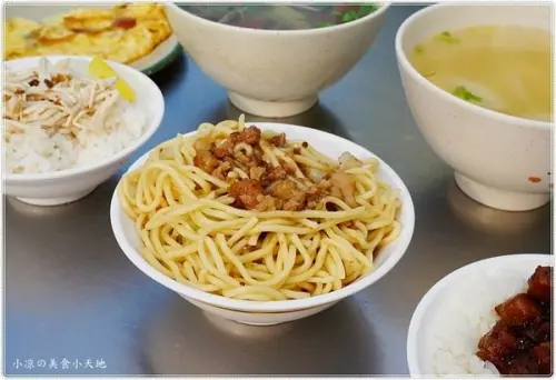 台中北屯』姊妹炒麵║台中人的銅板早餐！傳統古早味炒麵＋豬血湯，就是愛這一味！              
