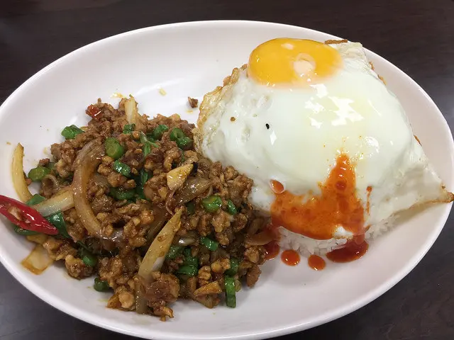 【食記】板橋捷運府中站/板橋後站/板橋車站美食。泰樂泰國料理~打拋豬肉飯好下飯好好吃喔