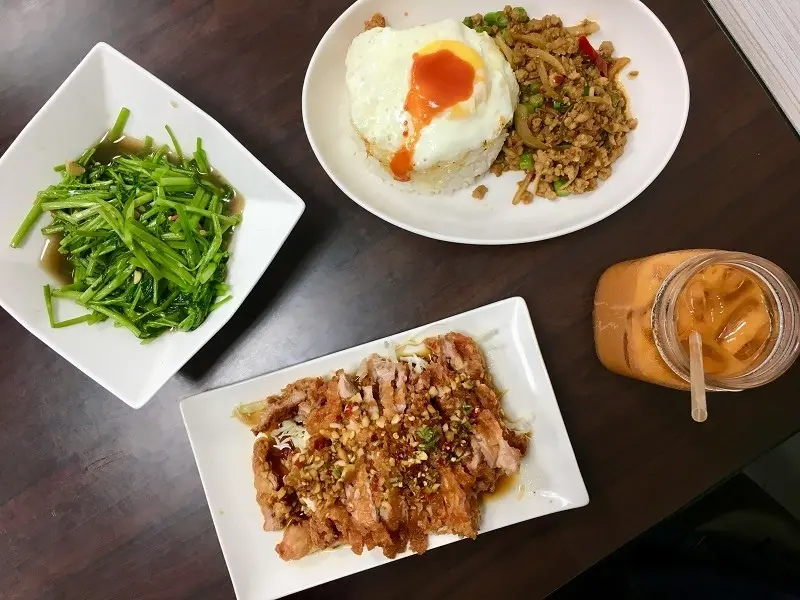 【新北｜府中站】泰樂 泰國料理＿巷弄內容易擦身而過的平價泰式料理＿打拋豬肉飯桌桌必點便宜又大碗