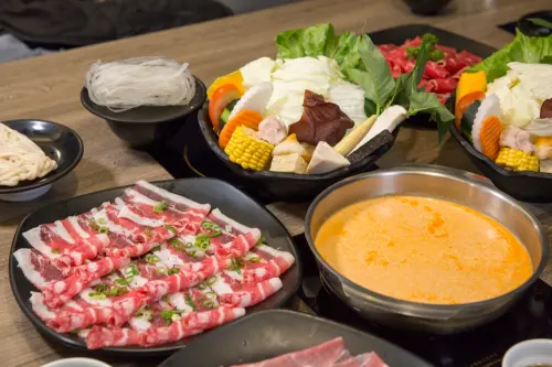 拾鑶 私藏鍋物｜午餐吃火鍋補元氣，台中太平人有口福啦～小資價但食材不折價喔！ · 算命的說我很愛吃