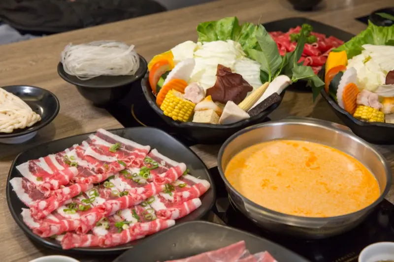 拾鑶 私藏鍋物｜午餐吃火鍋補元氣，台中太平人有口福啦～小資價但食材不折價喔！ · 算命的說我很愛吃