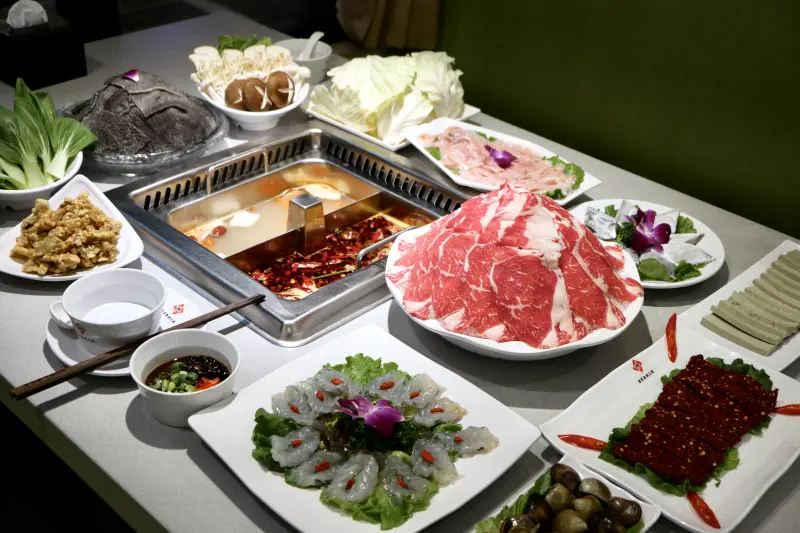 『板橋美食』 板橋捷運站。重慶最火的鍋來台灣啦！想嘗鮮就到板橋「重慶秦媽火鍋」～