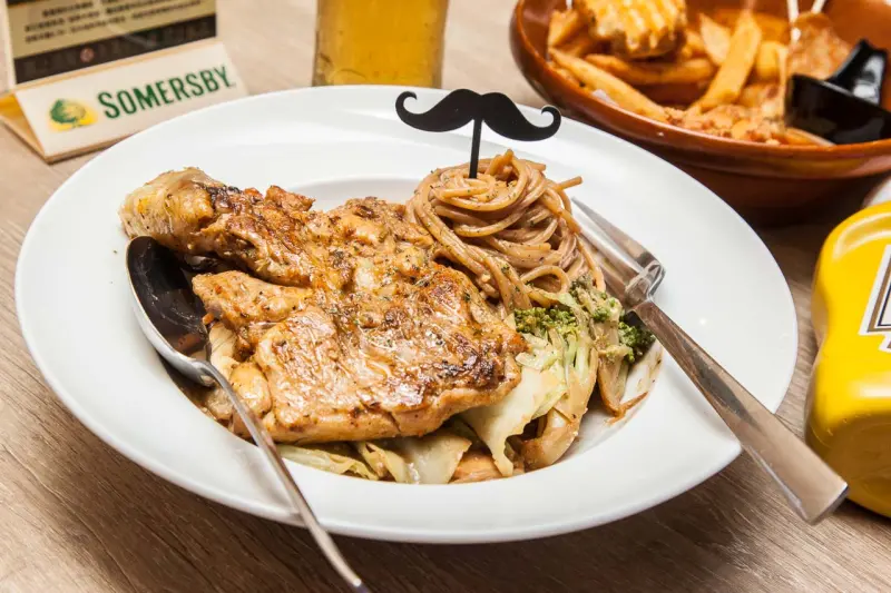 [台北大安]期間限定世足套餐，炸物拼盤加啤酒，世足直播嗨到爆！Whos Tea 鬍子茶- 台北仁愛店 - 大手牽小手。玩樂趣