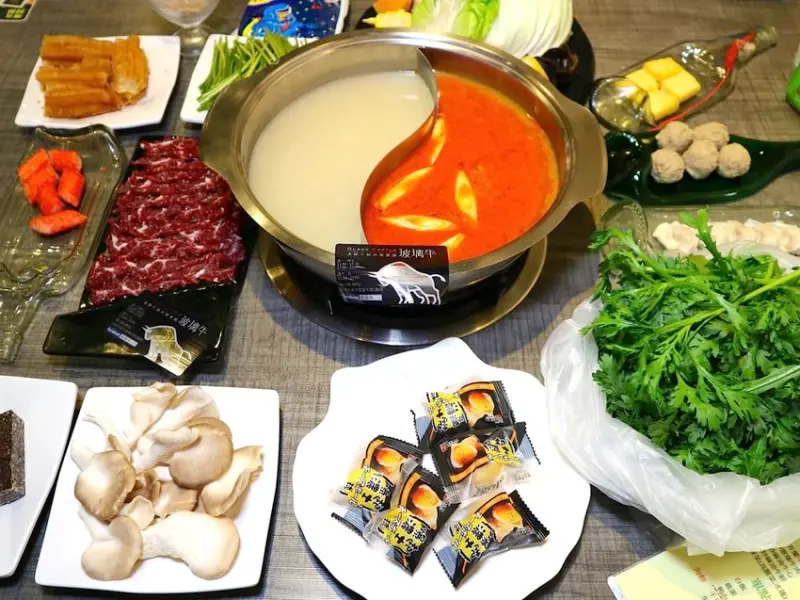 玻璃牛溫體牛豬肉火鍋：全台首創牛肉爐鴛鴦鍋｜台南安平溫體牛肉鍋、溫體牛肉麵，超新鮮牛肉食材，讓你吃鍋吃麵都大滿足｜不吃牛也能吃豬肉鍋 - 進食的巨鼠