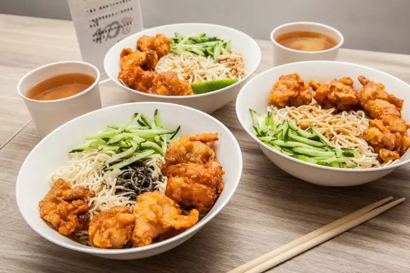 [台北中山]文青風涼麵，台式涼麵再進化～小地方的堅持成就大大的美味！初麵炸雞涼麵 - 大手牽小手。玩樂趣