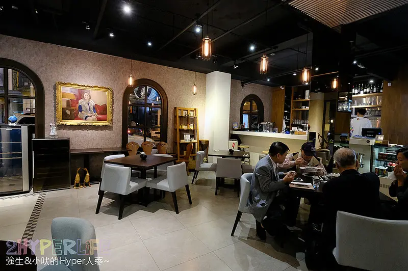 高冠咖啡|台中西屯東興路高質感藍帶Bistro，中午就營業，二樓還可以包場。在永豐棧飯店對面哦 @強生與小吠的Hyper人蔘~