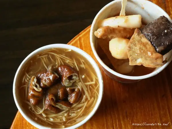 台中美食│七拾間以上 麻辣大腸麵線 甜不辣〃來自台北口味，甜不辣吃完加湯超讚，有冷氣內用區，還有兒童遊戲室～        
      