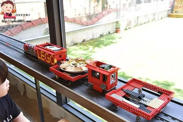 龍潭超夯的樂高親子主題餐廳來啦，點飛鏢披薩還可以用樂高火車送到你旁邊