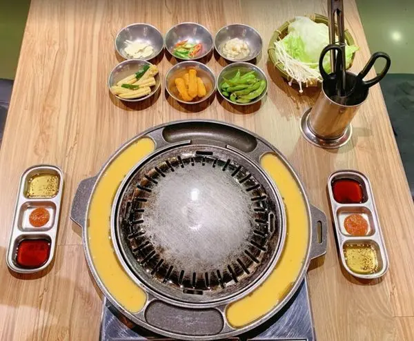 【信義區 超火 韓老二】三層豬油花直火爆烤的滋滋作響，肉控的天堂，還沒吃過的快訂位!