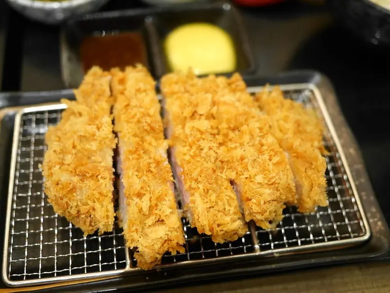 【新竹美食】斑鳩的窩，新竹愛買美食街B1，日式定食、厚切炸豬排、豚骨拉麵、親子丼飯、相撲火鍋、蕎麥麵。文末附詳細菜單。