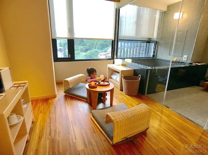 北投亞太飯店▋台北親子住宿一泊二食推薦，5歲以下免加價，房裡憩茶區+獨立湯屋+大片景觀窗，還有溫水泳池、大眾風呂、池畔LOUNGE、AR/VR 樂園～渡假好幸福