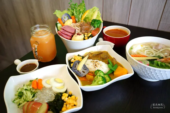 不只是沙拉Curry&Salads ▋宜蘭羅東~多樣又豐富的沙拉、寒天水晶涼麵、南洋咖哩牛肉飯、 田園火腿巧巴達，外帶沙拉另附一球薯泥+沙拉醬，輕熟女最愛