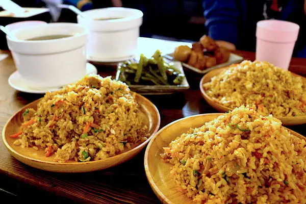 【板橋｜炒飯製研所】 府中美食創意炒飯 歐嚕嚕炒飯 爆漿juice豆乾 冬天必點暖心何首烏雞湯(內附完整菜單）