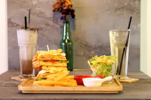 【高雄 咖桃屋。網美在哪兒／一個人也好拍的咖啡廳／手作早午餐】新興店