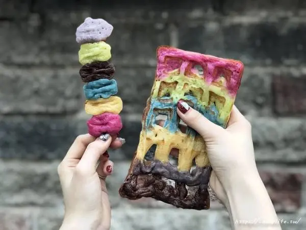 台中美食│彩虹燒〃嘉義超人氣打卡美食彩虹燒進軍台中一中商圈啦!!慶開幕還有買一送一的優惠唷~              