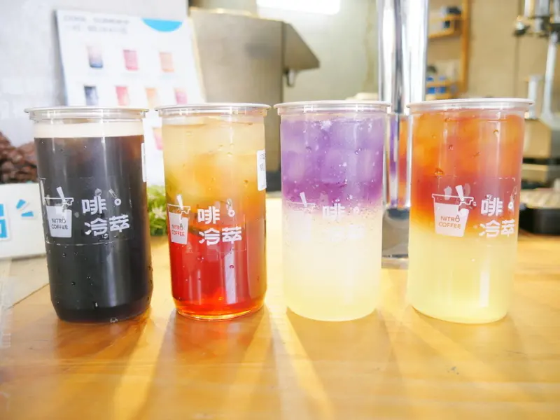 【Angelas日嚐】特殊的易拉罐瓶身設計與夢幻繽紛的紫色漸層飲料，帶有綿密泡沫的氮氣咖啡，台北東區特色飲品，捷運忠孝復興站特色飲品【啡。冷萃 Nitro Tea&coffee】