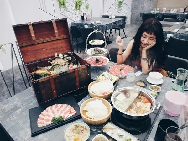 【桃園・火鍋】9Floor玖樓鍋物-平價精緻海陸套餐，經典鱷魚肉配上不定時隱藏菜單│桃園特色火鍋│網美打卡聖地│精緻火鍋