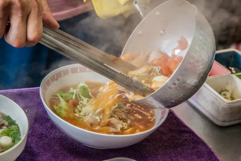 [桃園南崁]爆料小火鍋等級，就是要你吃到撐！網路評價大好番茄湯麵夏天吃超開胃！鋒憶麵坊 - 大手牽小手。玩樂趣