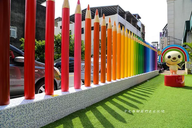 色鉛筆排排站在7-11。拍照打卡景點