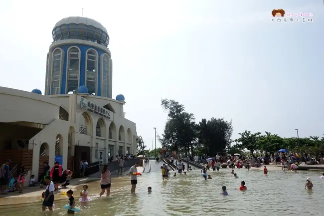 《新竹》南寮旅遊服務中心．親子沙灘戲水區～來南寮不光只是抓寶，還可以玩水挖沙、騎自行車、買海鮮吃小吃，規劃豐富的親子遊！