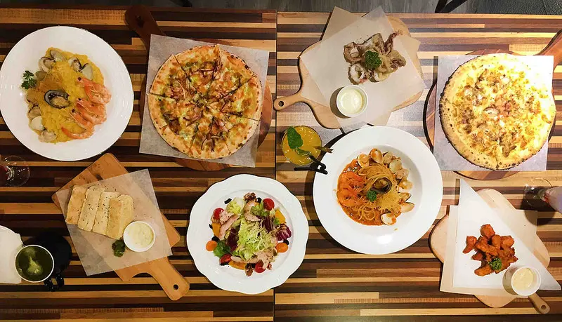 【中壢美食】YZY窯主義手拍披薩，中壢SOGO威尼斯影城旁義式餐廳，拍完照還是燒燙燙的現烤披薩好好吃:)