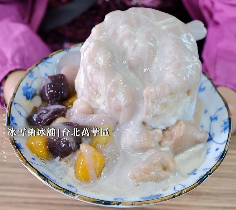 ▶【台北-萬華區】冰雪糖冰舖☞視覺系「超級芋頭牛奶冰」，滾滾土石流般的狂野芋泥醬就是經典！同場加映：豐原清水排骨麵＆蕭家刈包（捷運龍山寺站）