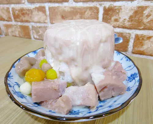 【台北萬華】冰雪湯冰舖，超級芋頭牛奶冰，淋上滿滿的芋泥醬和煉乳！