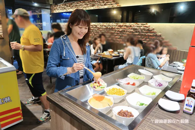 鮮牛排開幕囉！新莊平價牛排館，免費加麵！沙拉自助吧無限供應、好喝現磨咖啡 - ㄚ綾綾單眼皮大眼睛