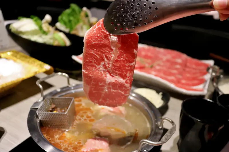 台北｜肉老大 頂級肉品涮涮鍋(忠孝復興店) 個人麻辣火鍋．牛奶鍋推薦！ - 奇奇一起玩樂趣