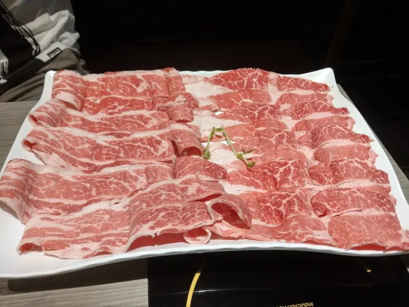 [肉老大]級肉品涮涮鍋] 夏天吃鍋就是要大口吃肉, 還要搭配冷到骨子裡的冷氣