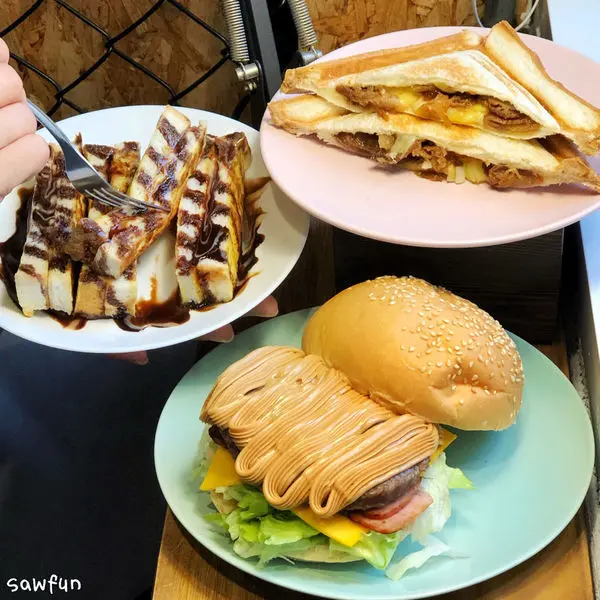 【新北美食】3PM熱壓吐司專賣店 平價早午餐店 府中站早午餐 多種熱壓吐司 花生牛肉堡 起司瀑布 板橋美食