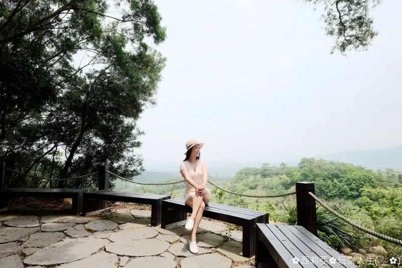 桐花猶如白雪般繽紛飄落，漫步在『好客公園』雪桐步道體驗客庄山林小徑的幽靜，感受那染白客家庄的五月雪居然如此浪漫～