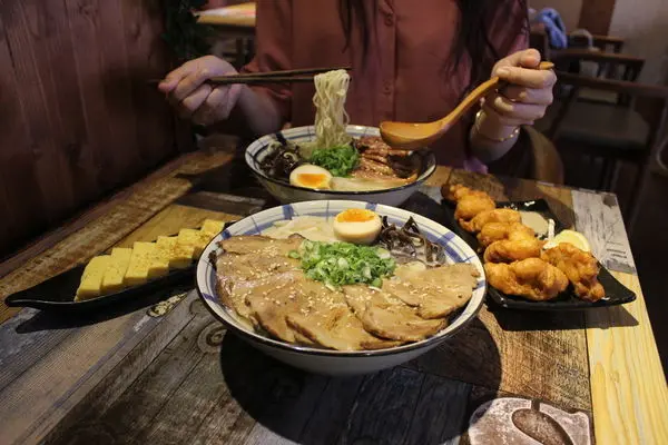 台中美食｜山禾堂拉麵台中店-台中濃厚系拉麵，浮誇夢幻甜點
