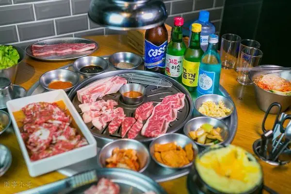 東區美食。8292韓國烤肉，各式小菜優值肉品自己動手烤超歡樂