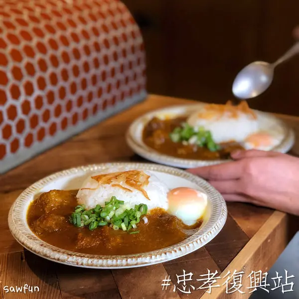 【台北美食】台北必吃十大咖喱之一 遇fun胃_新高軒 忠孝復興站美食 牛肋條咖哩飯 牛肋超級嫩 有蔬果味的咖哩 還沒開門就大排長龍