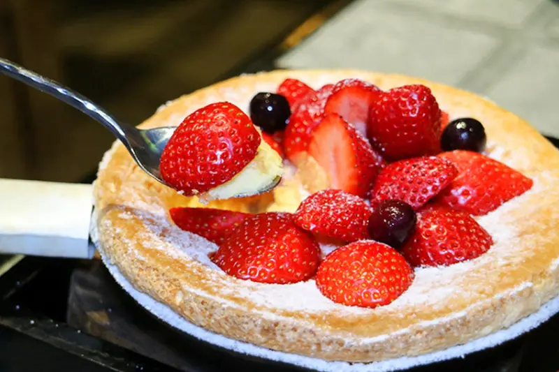 【高雄聚餐推薦】A Little More 多一點咖啡館-文化館 冬季限定 草莓戀人鐵鍋熱蛋糕&大湖草莓ㄋㄟㄋㄟ