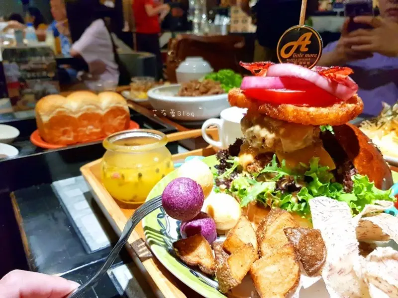 《高雄美食》多一點咖啡（文化館）❤人氣餐廳新菜色~巨無霸熔岩漢堡、鳳梨咕咾肉、醬炒梅花豬...