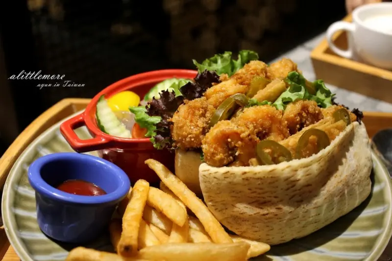 [高雄/苓雅區]多一點咖啡(文化館) 浮誇辦桌系咖啡館！鳳梨蝦球、豪華德國豬腳都上桌