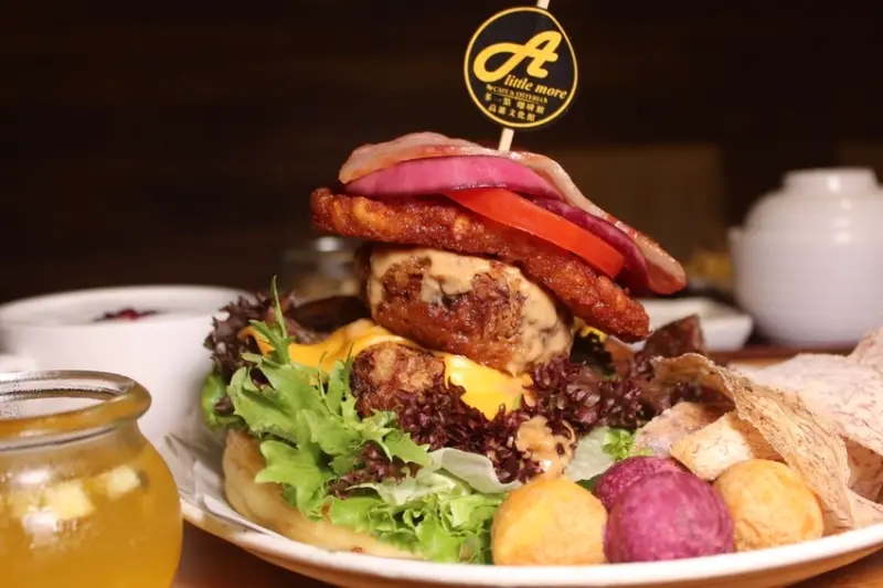 [高雄氣氛質感早午餐]多一點咖啡館(文化館)9月新菜單｜咕咾肉｜熔岩牛肉堡｜高師大美食 文化中心咖啡