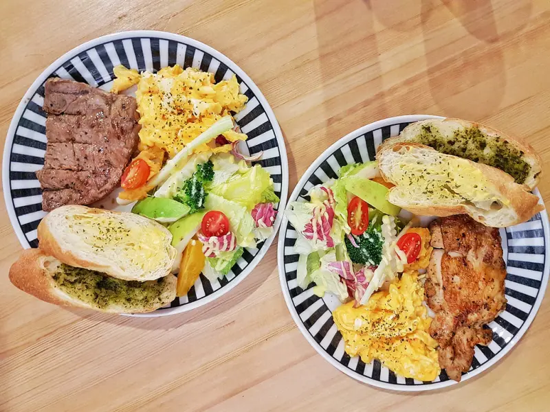 【宜蘭食記】羅東 ║ 茉尼日嚐Brunch&Cafe’ 早午餐咖啡店 (特製雞腿排 / 元氣原塊牛) 媽咪下午茶喝咖啡必去 附設貼心尿布檯及兒童遊戲區♥♥♥
