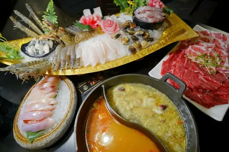 食記｜新北三峽 肉多多火鍋大變身?三峽肉多多火鍋!!全新爆炒新湯頭，還有蔬菜吧與超霸氣海鮮船吃到撐!!