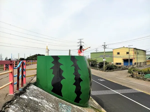  【台中龍井景點】西瓜觀景平台和彩虹廊道~挺著大肚應景當一下西瓜妹吧        
      