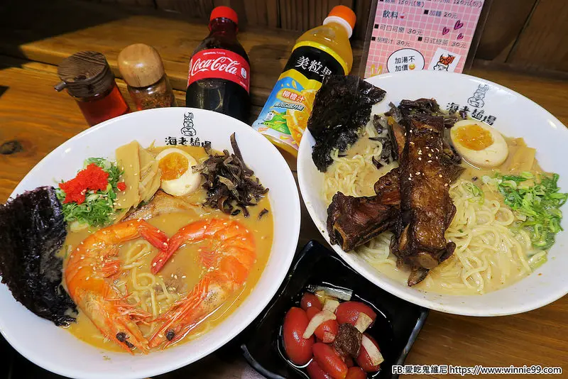 【台中拉麵深夜美食大推薦】海老麵場公園店早已久仰大名,獨創滿滿的蝦味海老湯頭,滷過又炙燒後的雙肋排嫩又多汁入味,不愧是眾多新聞媒體和部落客一致推薦的台中平價拉麵小吃美食
