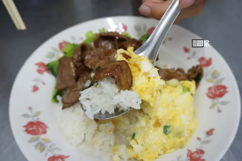 【台北】據說是士林在地必吃的隱藏版便當店-阿淑小吃,肉絲飯真的滿厲害的！