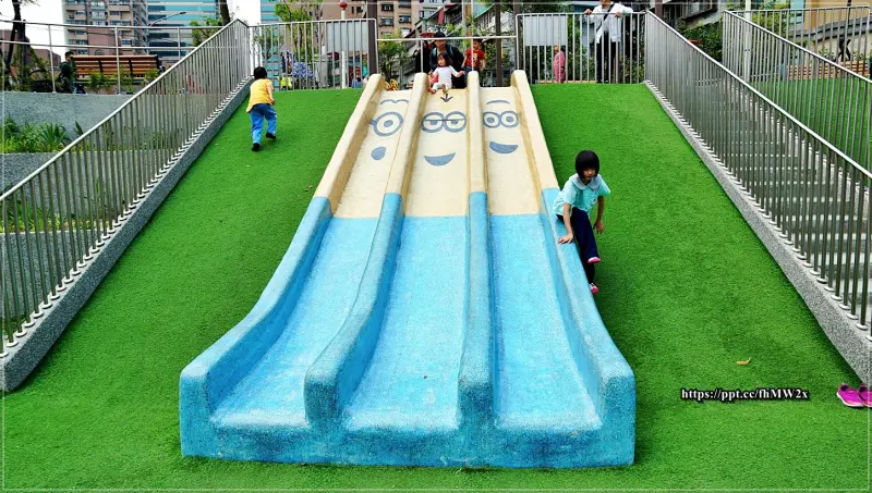 【新北景點】富貴綠地公園／小小兵溜滑梯，IG熱門打卡景點～磨石子溜滑梯，人工草皮鋪面，攀爬網，爸媽假日遛小孩好地方