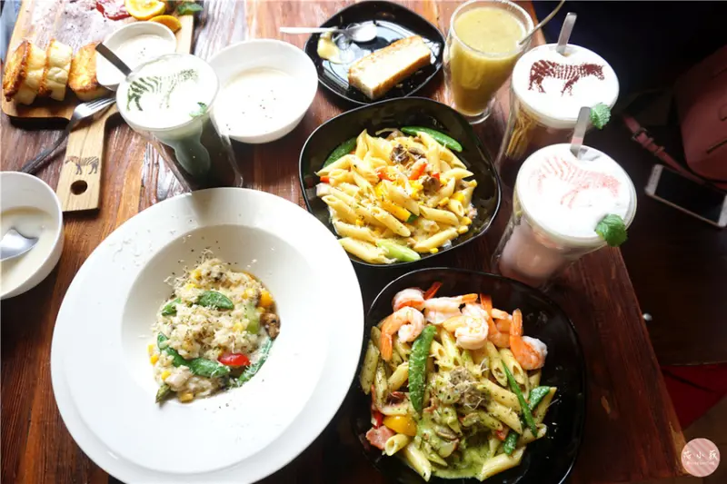 Zebra Apartment Cafe 斑馬公寓咖啡。台中西區絕美夢幻玻璃屋餐廳，斑馬主題造型咖啡廳!