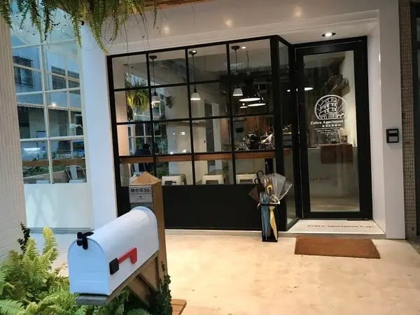 ［台中西區］Zebra Apartment Cafe 斑馬公寓咖啡~有質感的玻璃採光咖啡廳，二樓環境寬敞超適合拍照