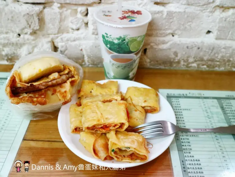 《新竹推薦早餐店》應許地18早午餐。健康又好吃的早餐美食。大份量饅頭肉排蛋。Q彈多饀料蛋餅︱新竹高商十八尖山旁（影片） - Dannis & Amy魯蛋妹和大腸弟